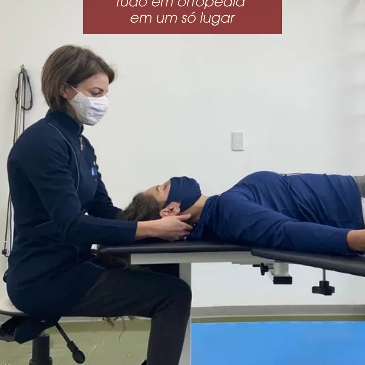 Sessão de fisioterapia em box individual na clínica