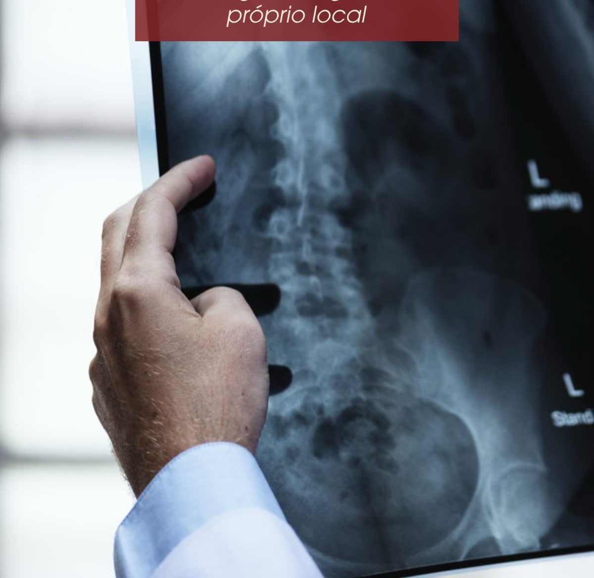 Médico avaliando uma radiografia digital da coluna